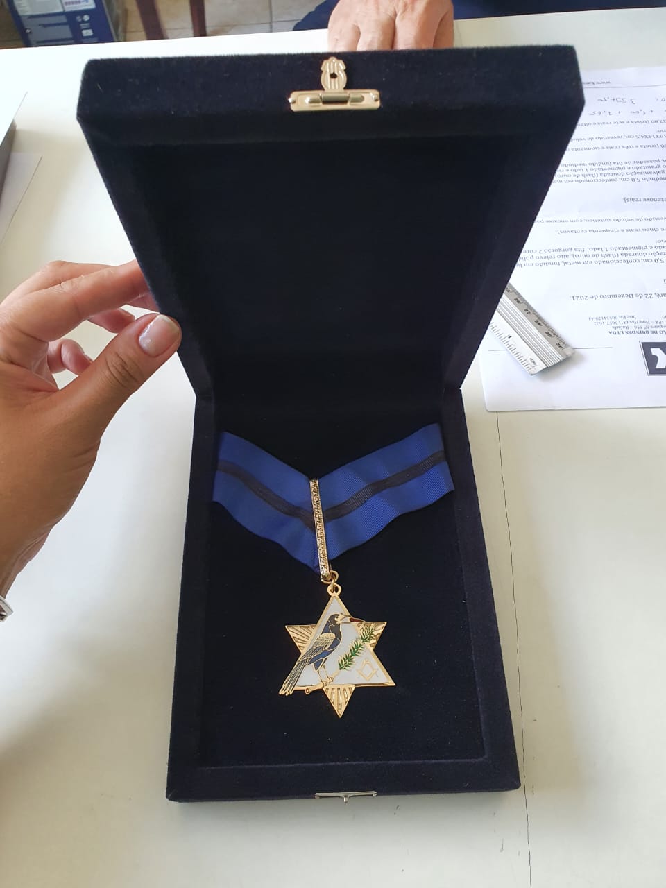 Estojo preto em veludo com medalha de fita azul
