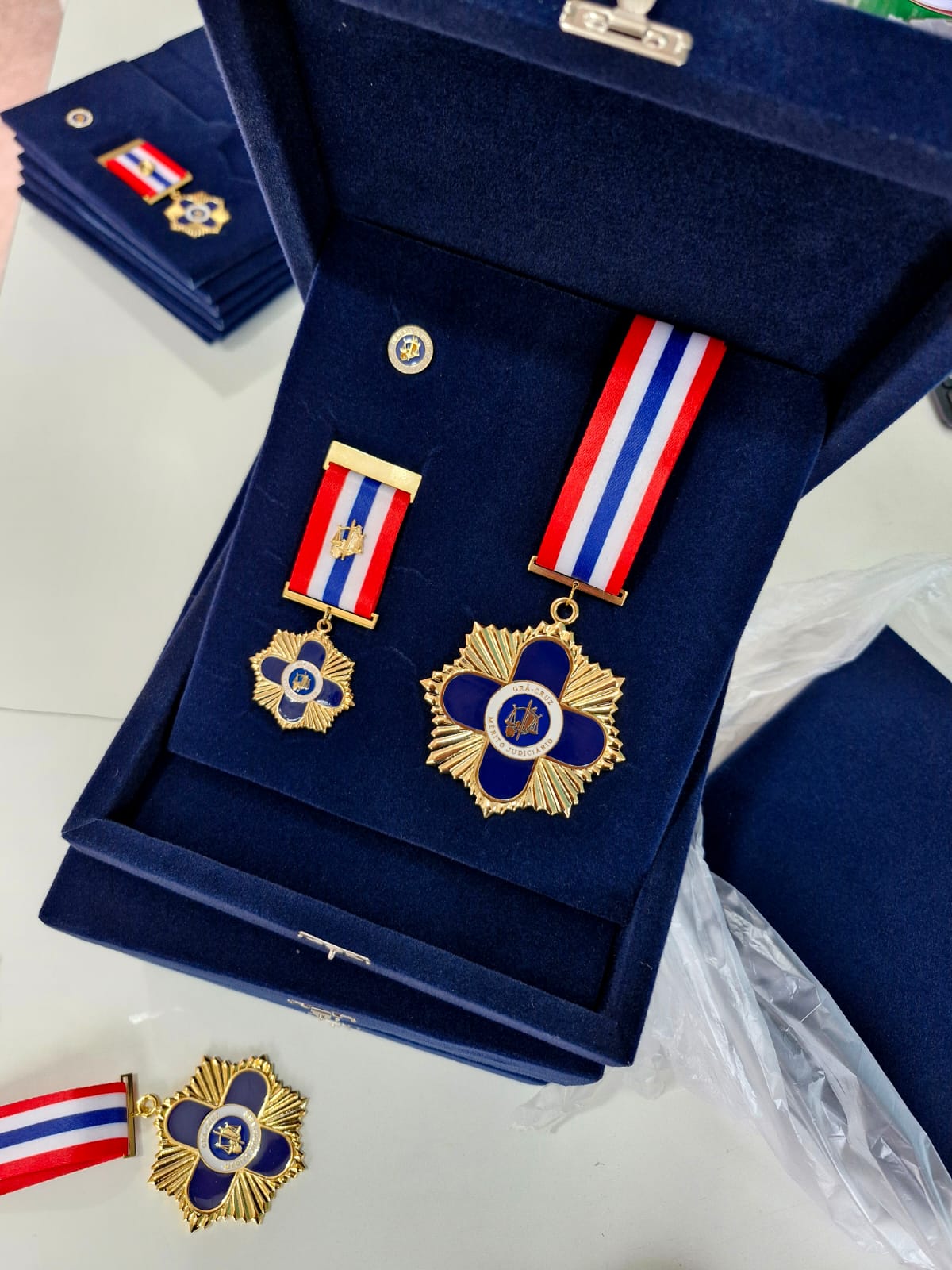 Estojo azul marinho em veludo com medalhas do Mérito Judiciário